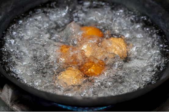 煮鸡蛋冷水下锅还是热水（白水煮鸡蛋的正确方法）
